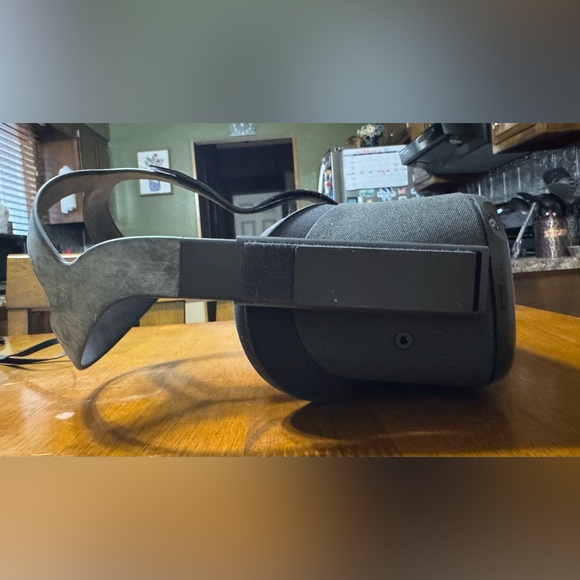 Oculus VR Headset with Controllers - Picture 4 of 6